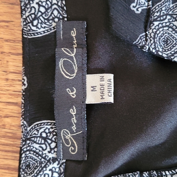 Rose and Olive Tiered Hemline Vee Neckline Graphic Print Dress - Size Medium - Picture 8 of 14